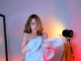 Nerdy amateur british teen babe masturbates